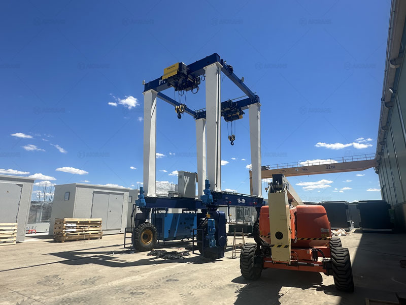 Una RTG Grúa de 32T en España para Transportar Equipos Eléctricos