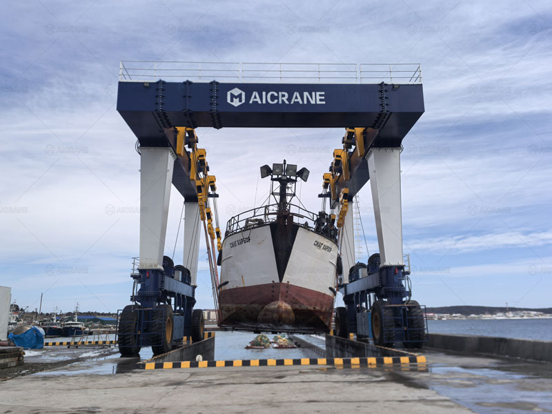 Grúa pórtico para barcos de 300 toneladas de Aicrane en puerto pesquero de Rusia