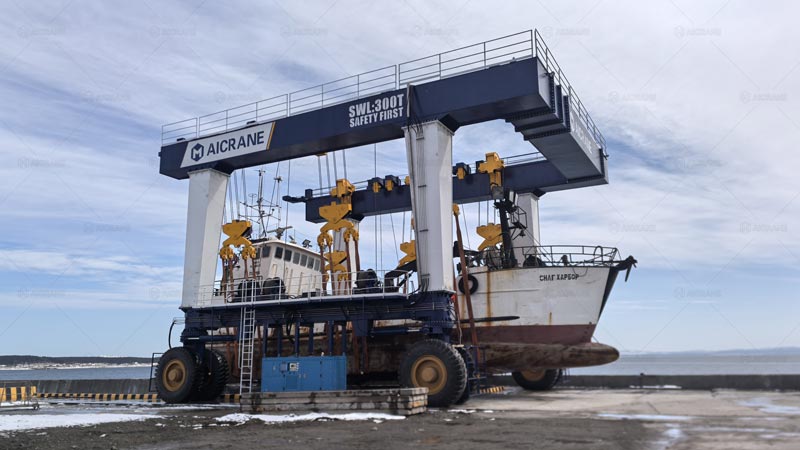 Grúa Pórtico de 300 Toneladas Para Rusia: manipulación de barcos pesqueros en un puerto deportivo con clima frío